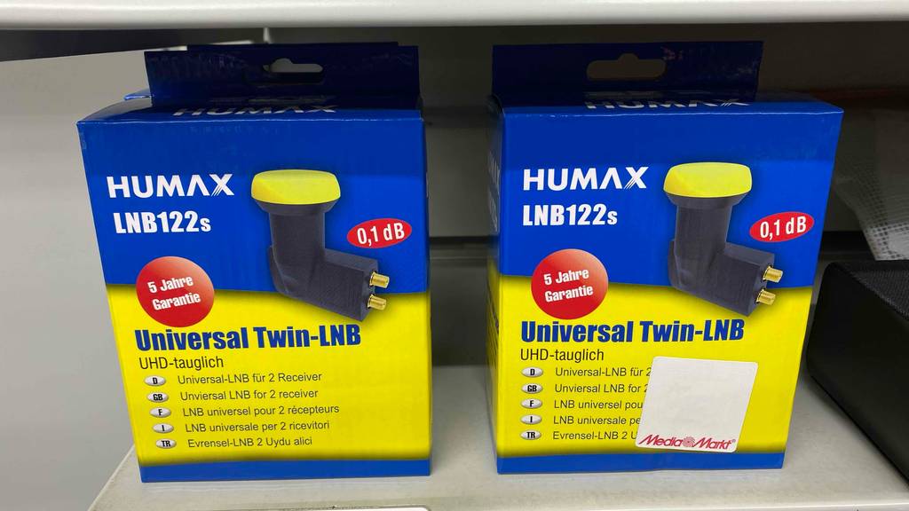 Humax-Twin-LNB-Test: zwei blau-gelbe Packungen inklusive UHD-tauglichen LNB122s stehen in einem Verkaufsregal.