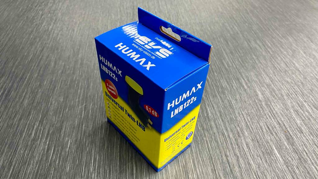 Humax-Twin-LNB-Test: eine blau-gelbe Packung inklusive LNB122s befindet sich auf einem grauen Untergrund.