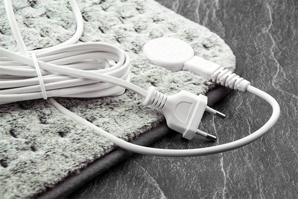 Hunde-Heizdecken im Test: Ein graues Modell mit einem Netzkabel.