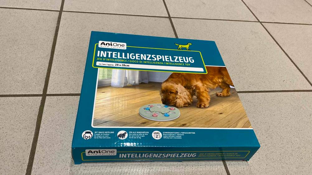 Ein Intelligenzspielzeug für Hunde im Test: Verpacktes Intelligenzspielzeug für Hunde liegt auf dem Boden.