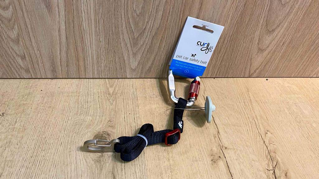 Getesteter Hunde-Sicherheitsgurt mit Universalverschluss und Karabinerhacken.