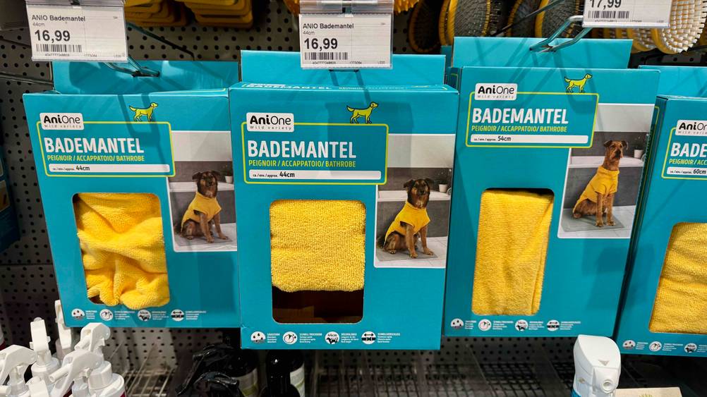 Hundebademantel im Test: Mehrere Packungen hängen in einem Verkaufsregal mit Preisangaben.