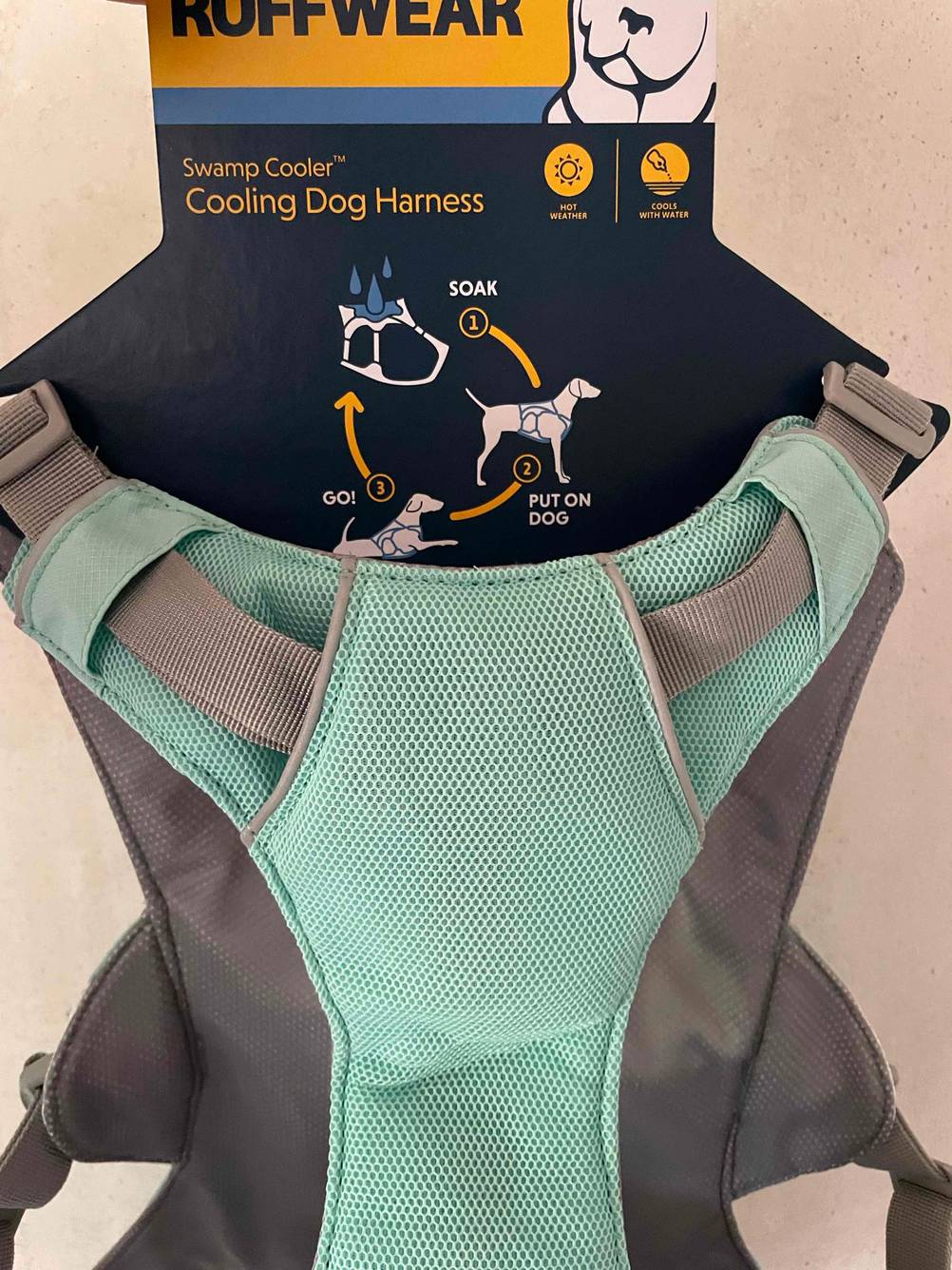 Ein verpacktes Hundegeschirr für das Auto liegt zum testen auf weißer Fläche.