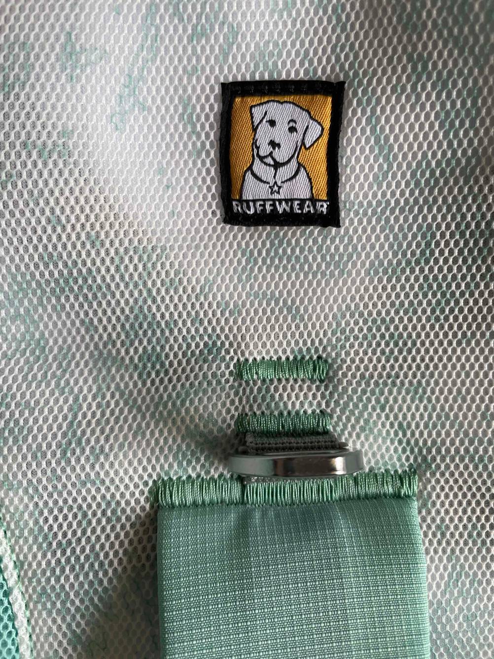 Nahaufnahme des aufgenähten Logos eines getesteten Hundegeschirrs für das Auto.