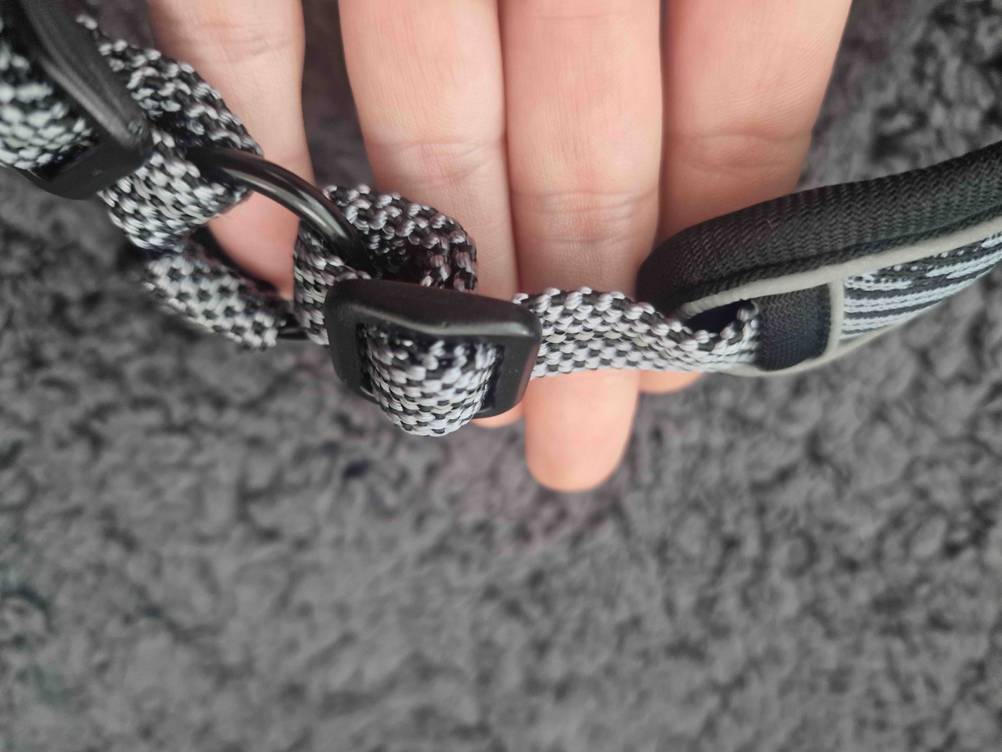 Hundegeschirr getestet: Nahaufnahme der Schnallen eines Geschirres von einer Hand gehalten.