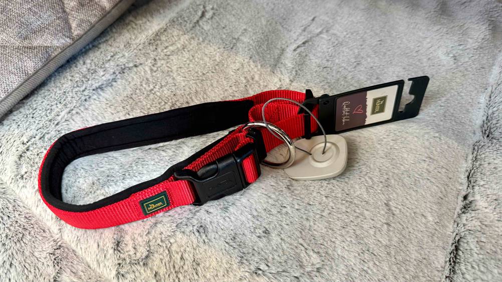 Auf einem hellen Fell liegt eine rotes Hundehalsband im Test.