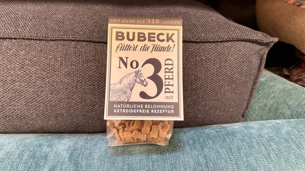 Eine Packung der getesteten Hundekekse auf einem Polster.