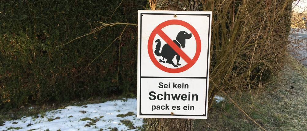 Hundekotbeutel-biologisch-abbaubar-Test: Ein Hinweisschild, mit der Aufschrift 