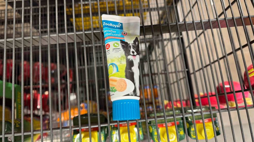 Eine Tube der getesteten Hundeleberwurst auf einem Gitter liegend.