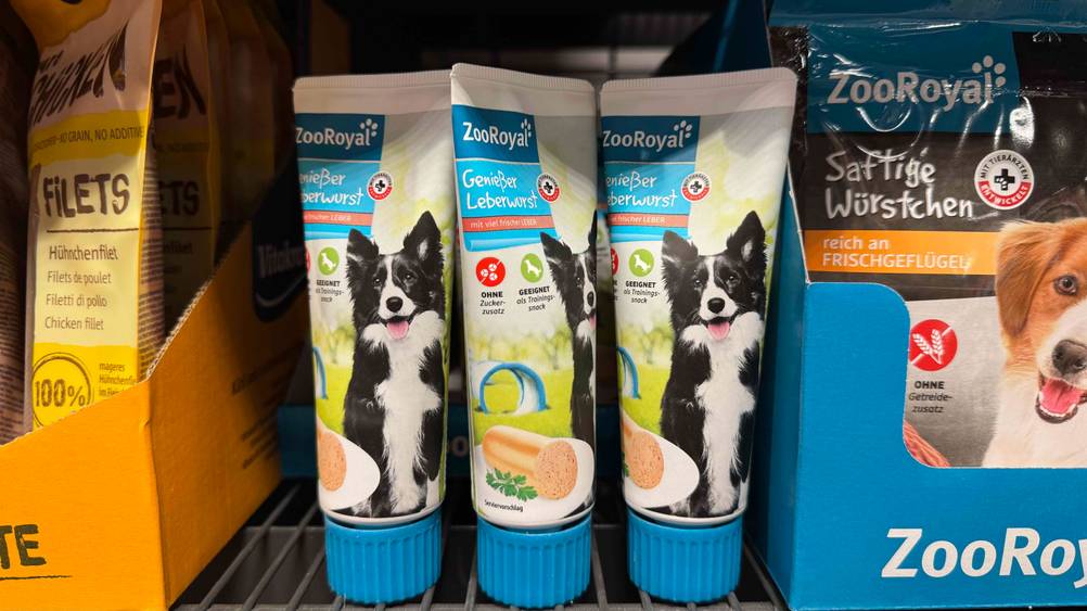 Mehrere Tuben der getesteten Hundeleberwurst in einem Verkaufsregal neben anderen Produkten.