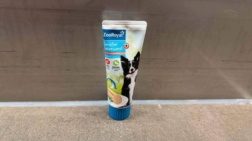 Vor einer grauen Wand steht die Hundeleberwurst im Test auf dem Boden.