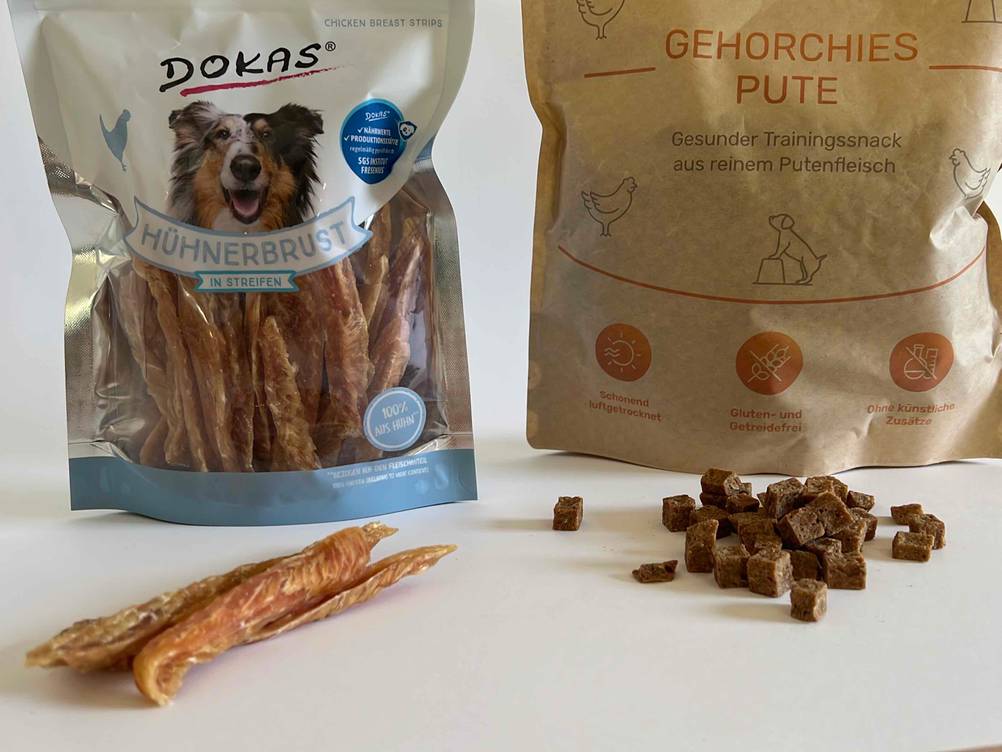 Hundeleckerlies getestet: Vor zwei unterschiedlichen Packungen liegt der Inhalt.