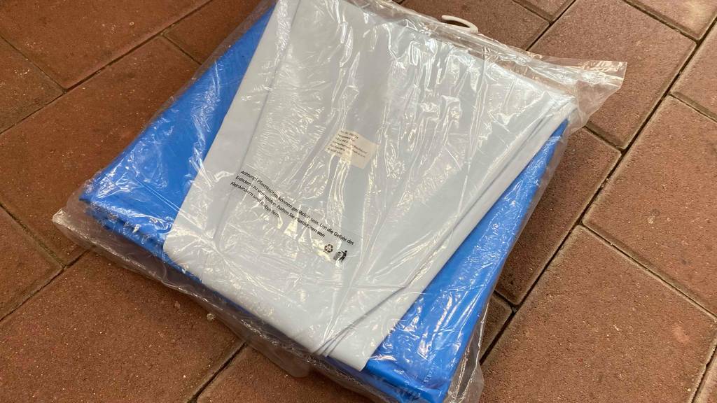 Hundepool groß getestet: Rückseite eines verpackten Pools auf einer Steinfläche.