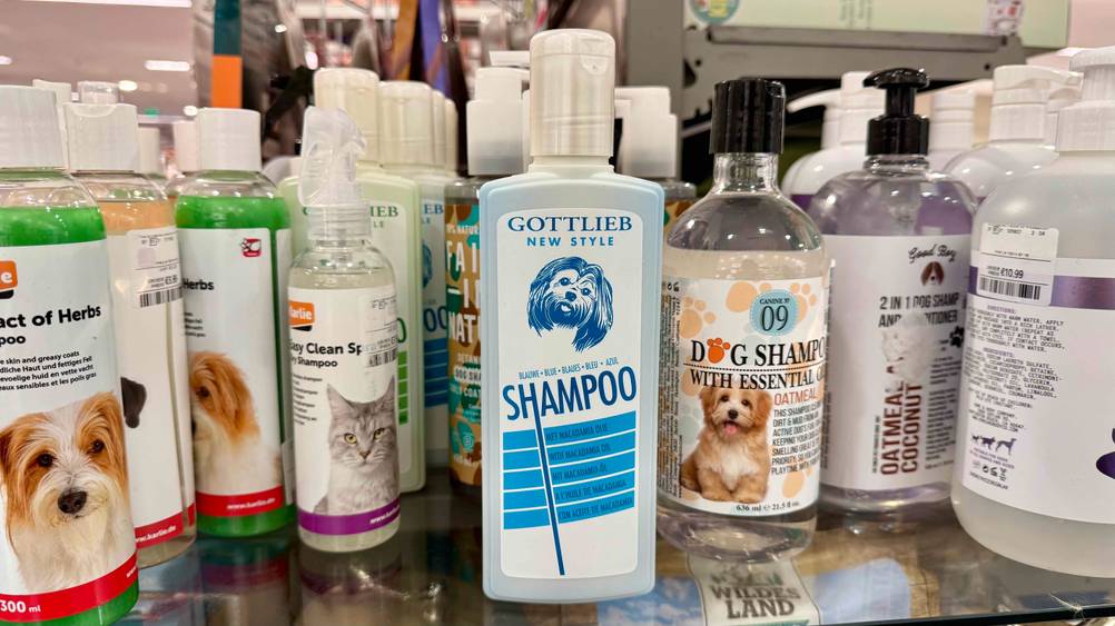 Auf einem Verkaufsregal steht eine Flasche des getesteten Hundeshampoo (weißes Fell).