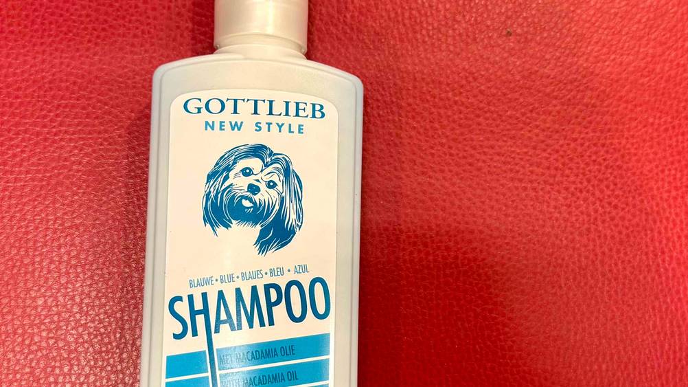 Hundeshampoo (weißes Fell) im Test: Nahaufnahme des Labels mit Logo und Artikelbezeichnung.