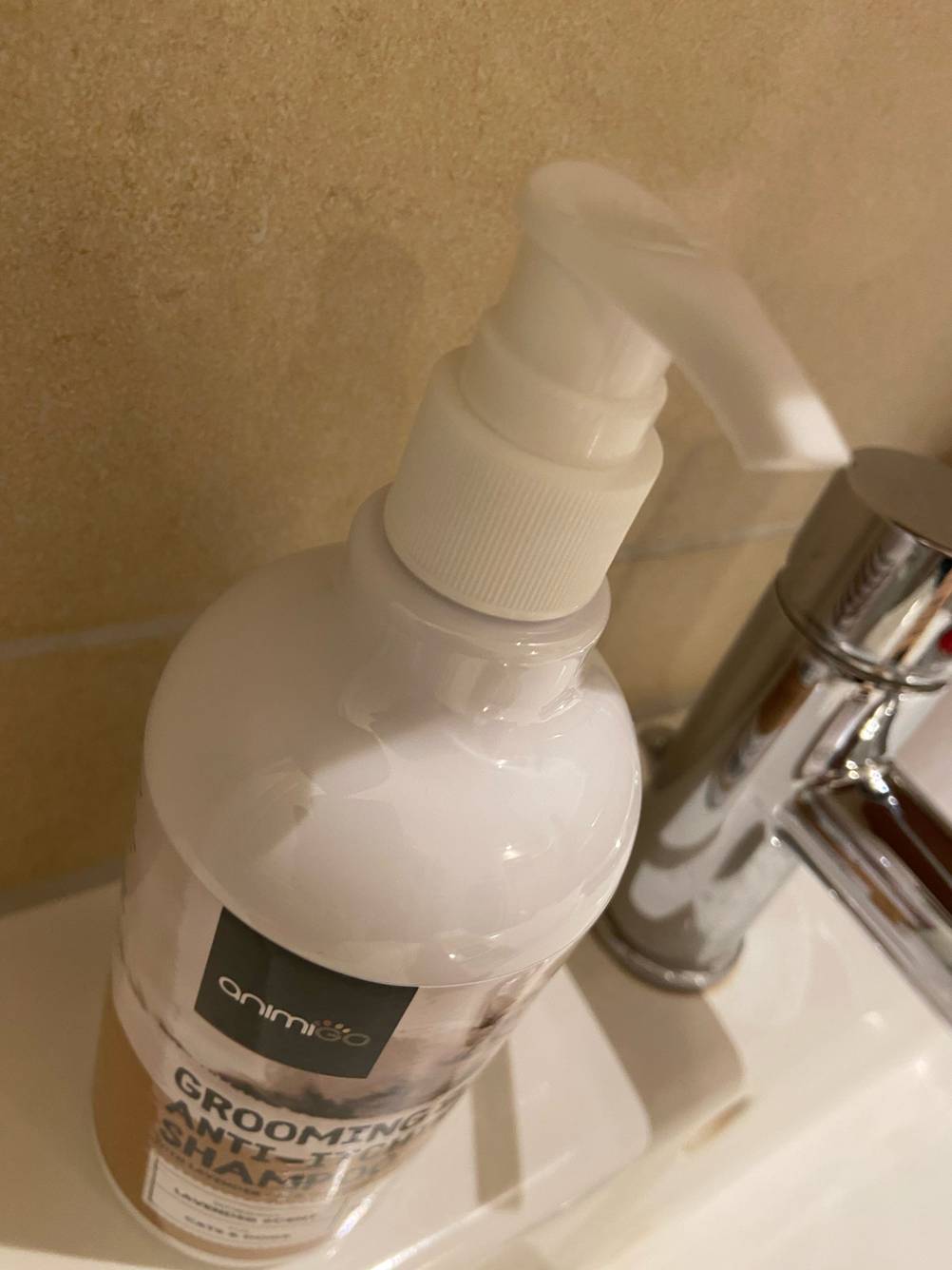Das getestete Hundeshampoo (weißes Fell) von schräg oben mit Nahaufnahme des Pumpspenders.