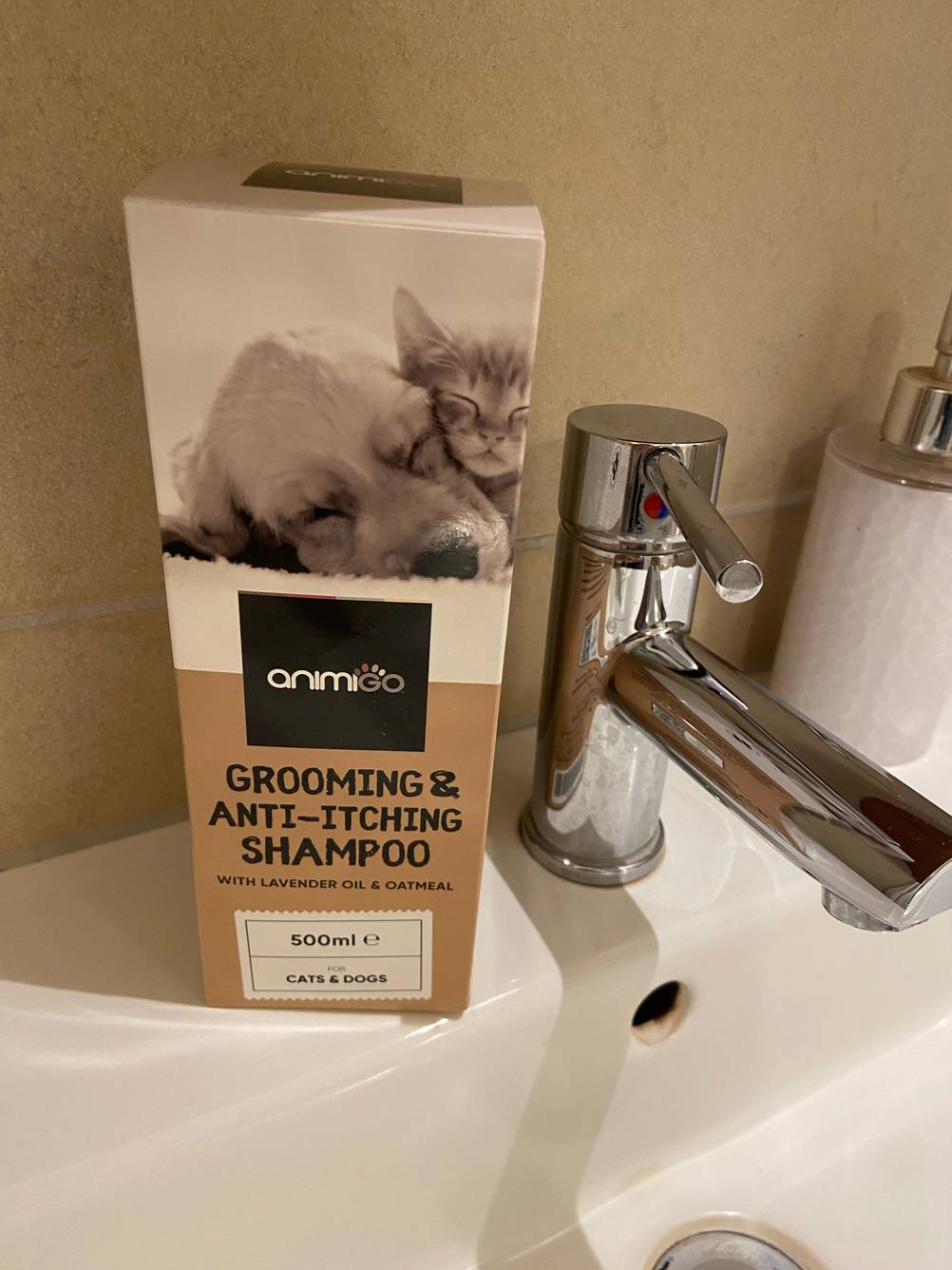 Das getestete Hundeshampoo (weißes Fell) in der Verpackung von vorne.