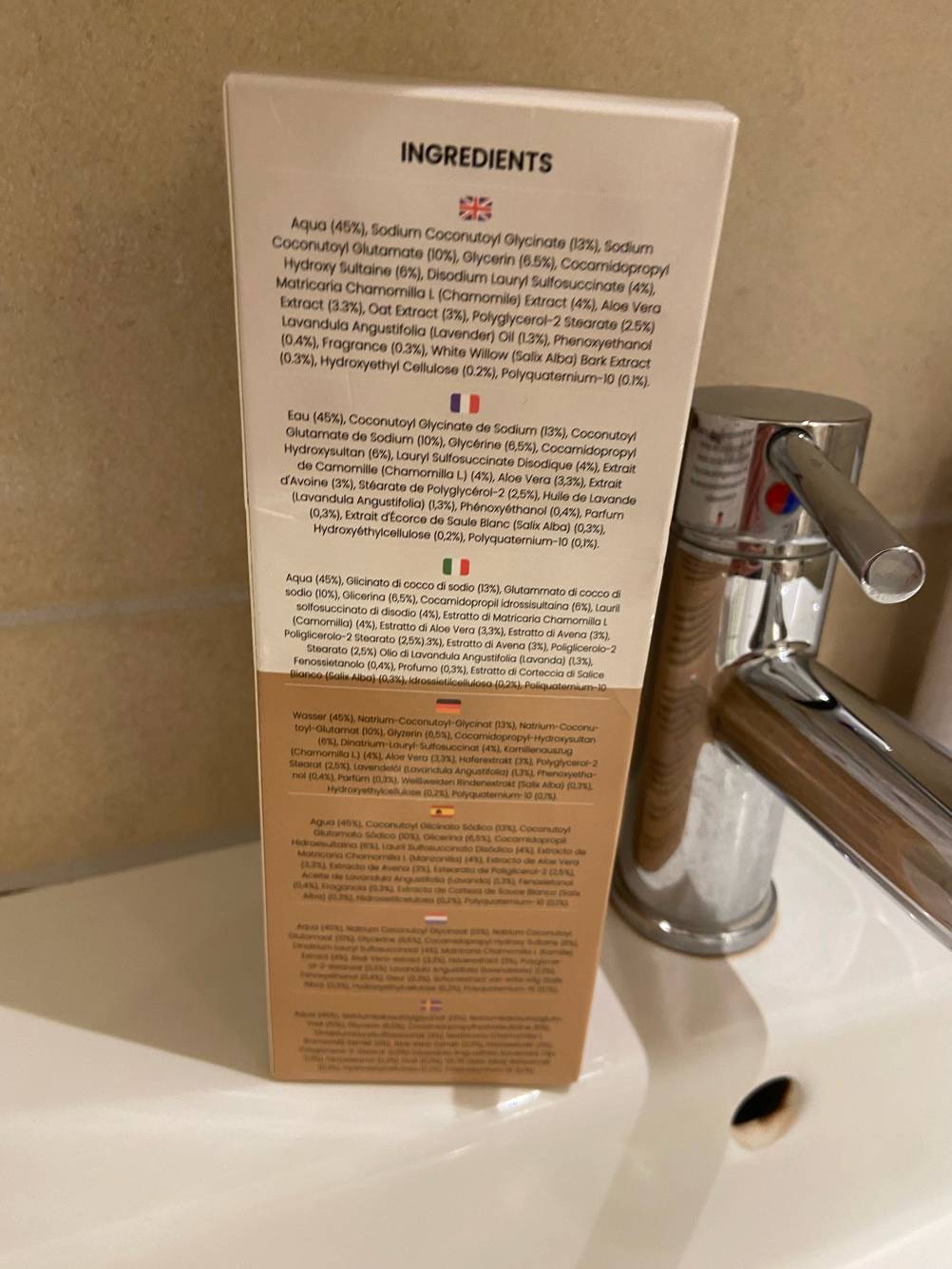 Die Rückseite der Verpackung des Hundeshampoo (weißes Fell) im Test.
