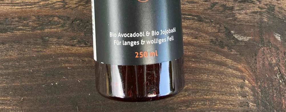 Das Wuscheltiger-Hundeshampoo hat 250 ml Füllmenge.
