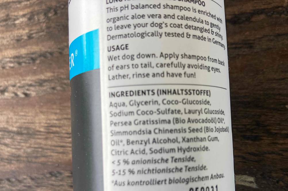 Die Inhaltsstoffe und Gebrauchsanweisung des Wuscheltiger-Hundeshampoos.
