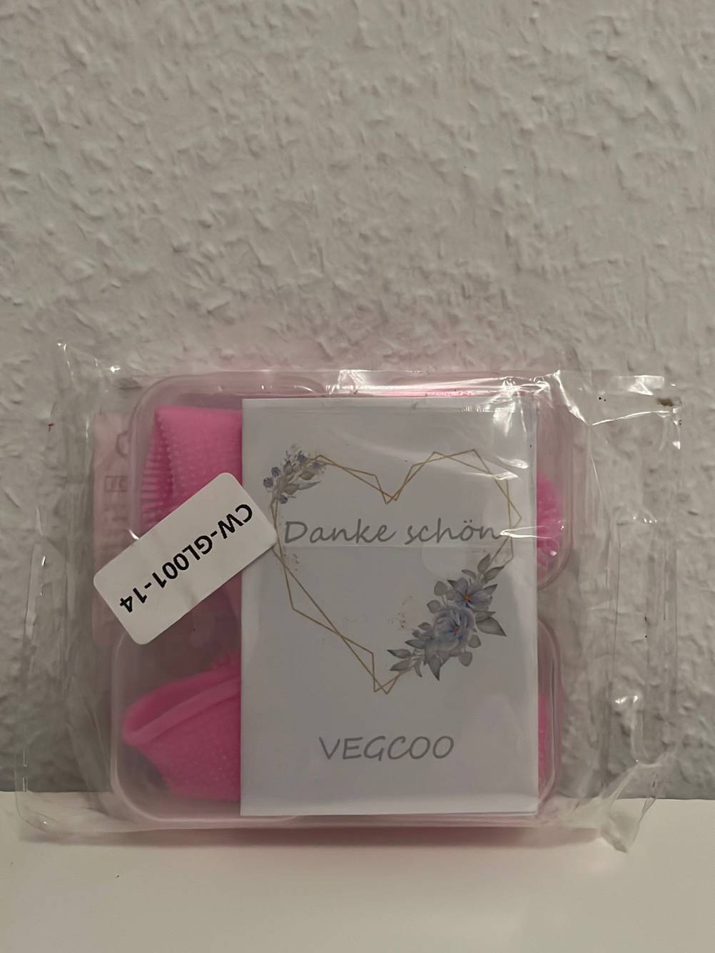 Hundezahnbürste getestet: Eine transparente Verpackung vor einer hellen Wand.