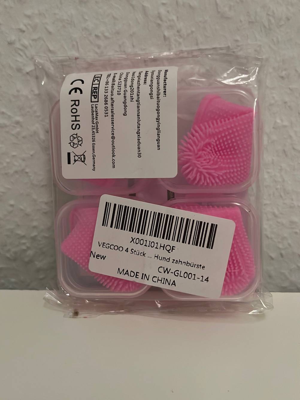 Eine transparente Originalverpackung der getesteten Hundezahnbürste mit vier einzeln verpackten Bürsten im Inneren.