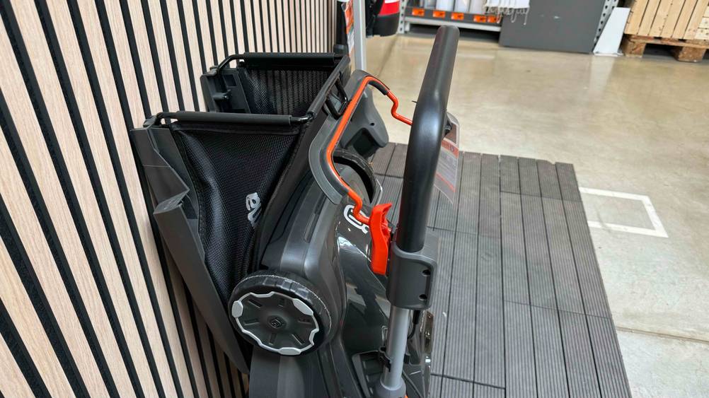 Husqvarna-Rasenmäher im Test: Seitenansicht des Griffes, der Rollen und des Auffangbehälters.
