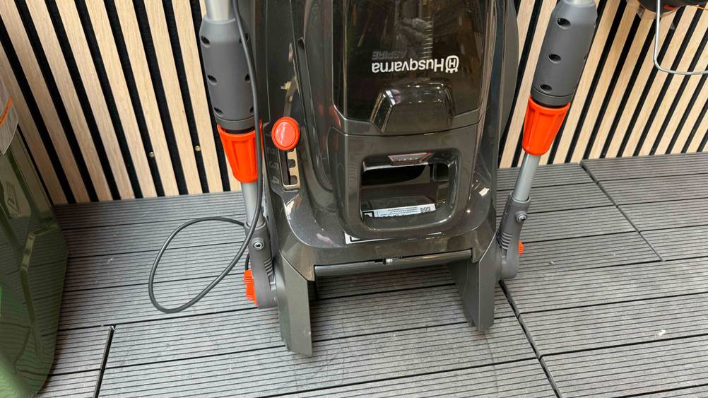 Husqvarna-Rasenmäher getestet: Nahaufnahme des Logos auf der Vorderseite des Gerätes.