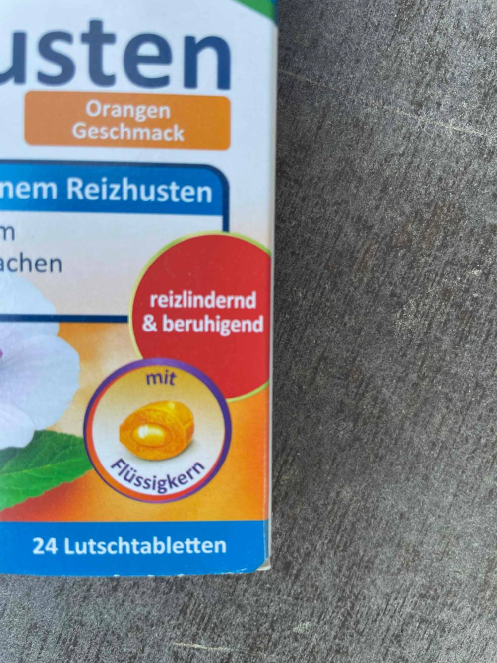 Im Test: Nahaufnahme der Informationsgrafiken auf der Vorderseite der Verpackung von Hustenbonbons.