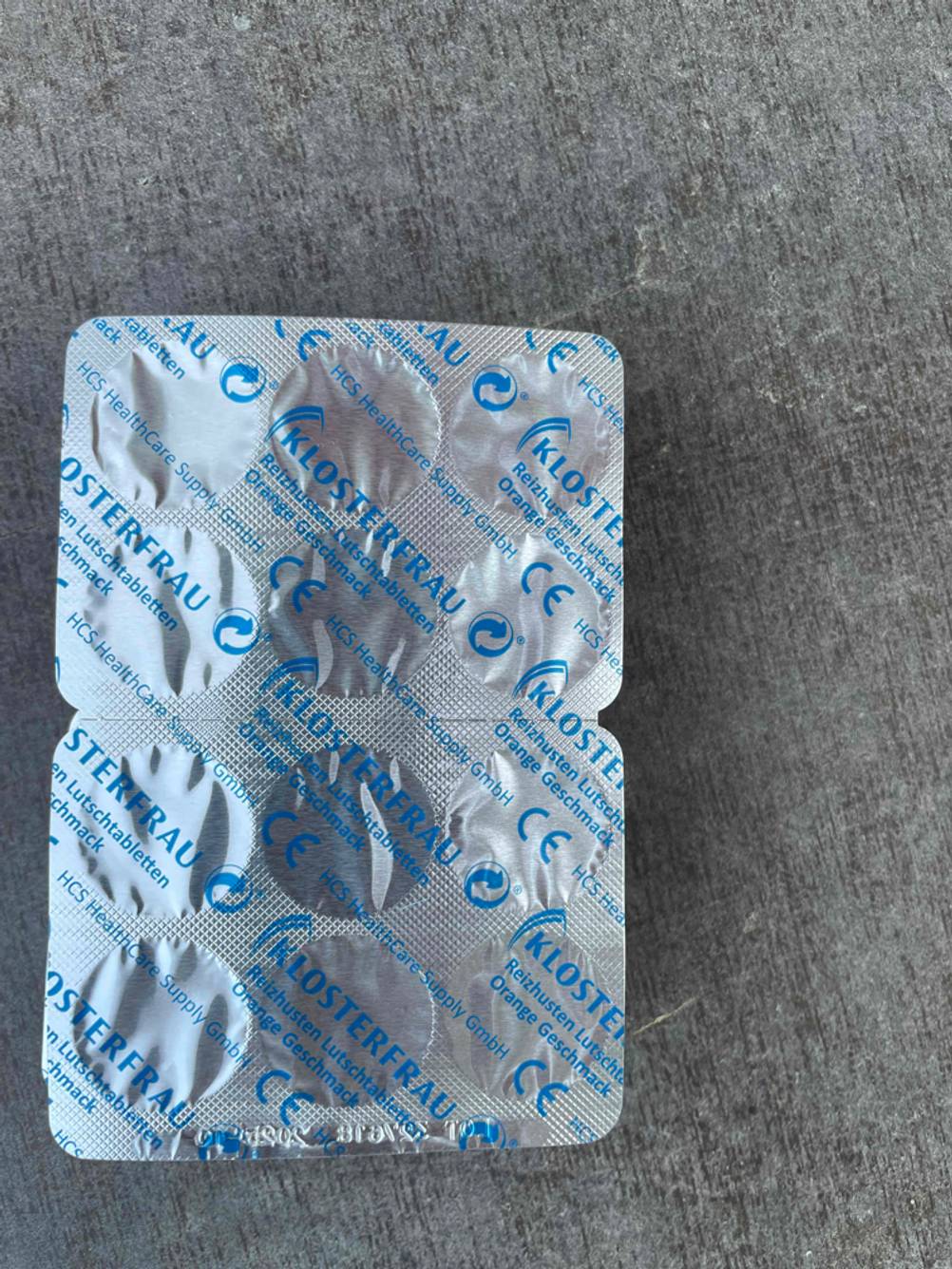 Hustenbonbons getestet: Rückseite des Tablettenblisters auf einer grauen Fläche.