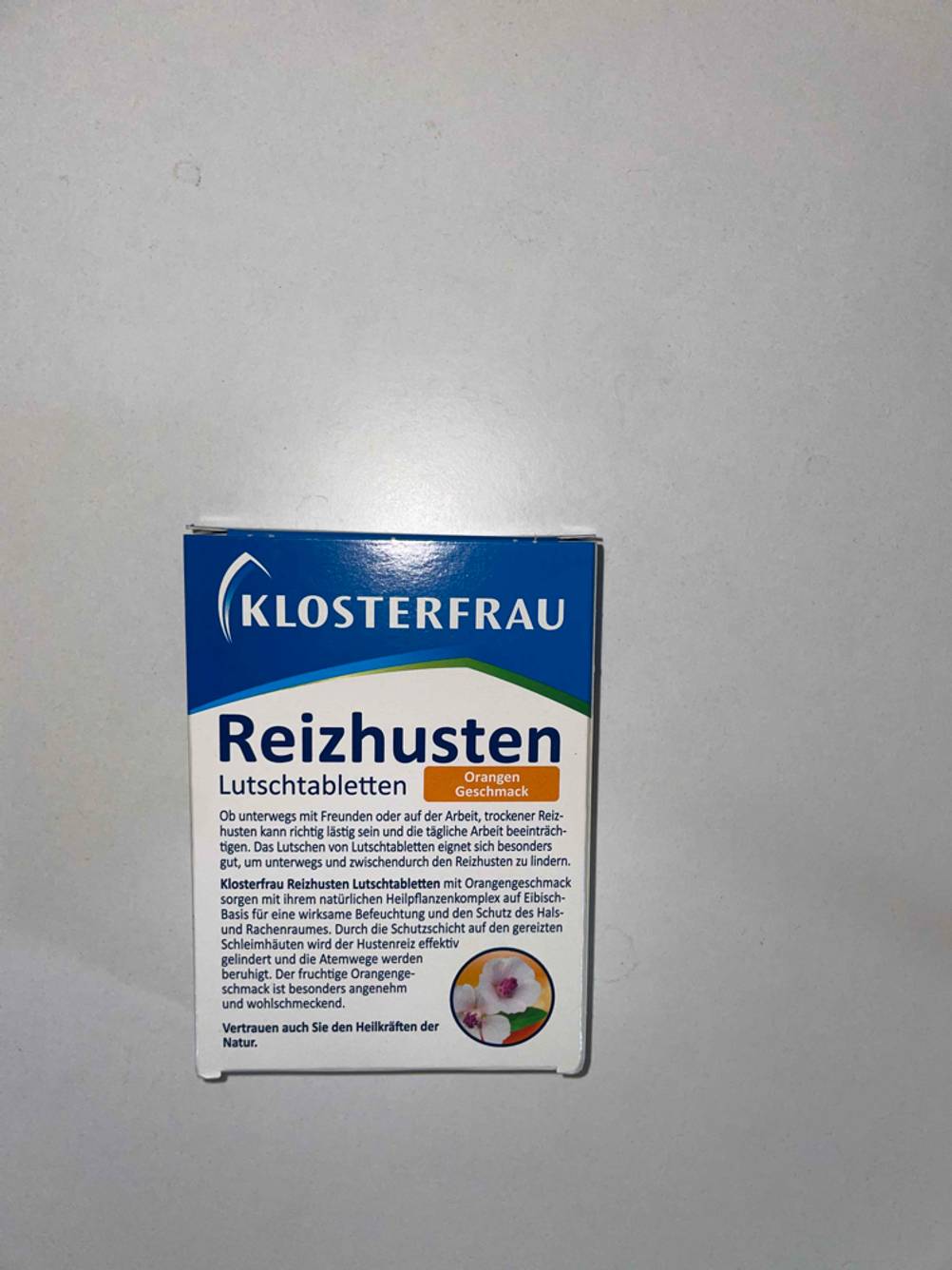 Die Rückseite von einer Packung mit getesteten Hustenbonbons liegt auf dem Boden. 