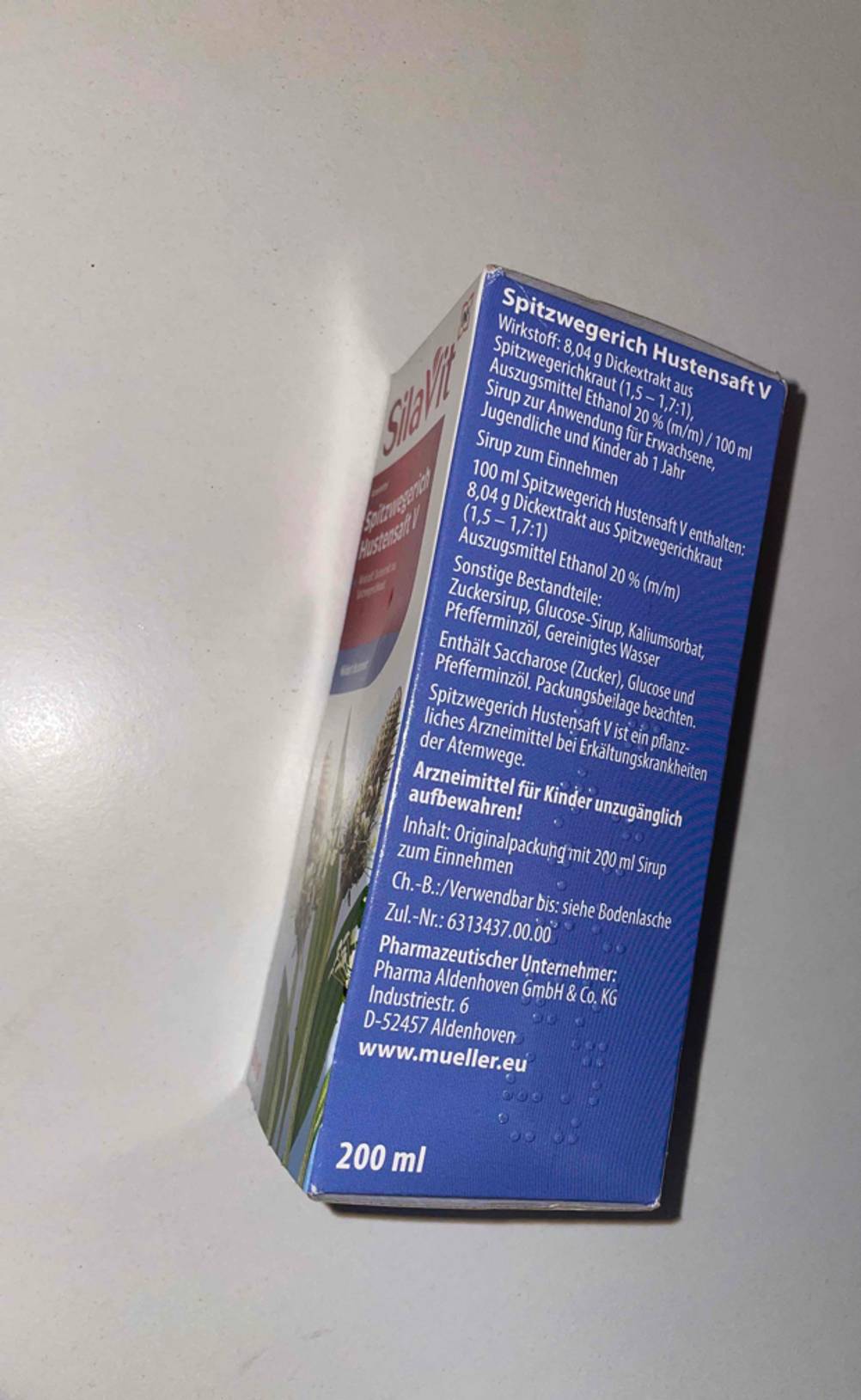 Im Test: Seitenansicht der Verpackung eines Hustensaftes mit Informationen.