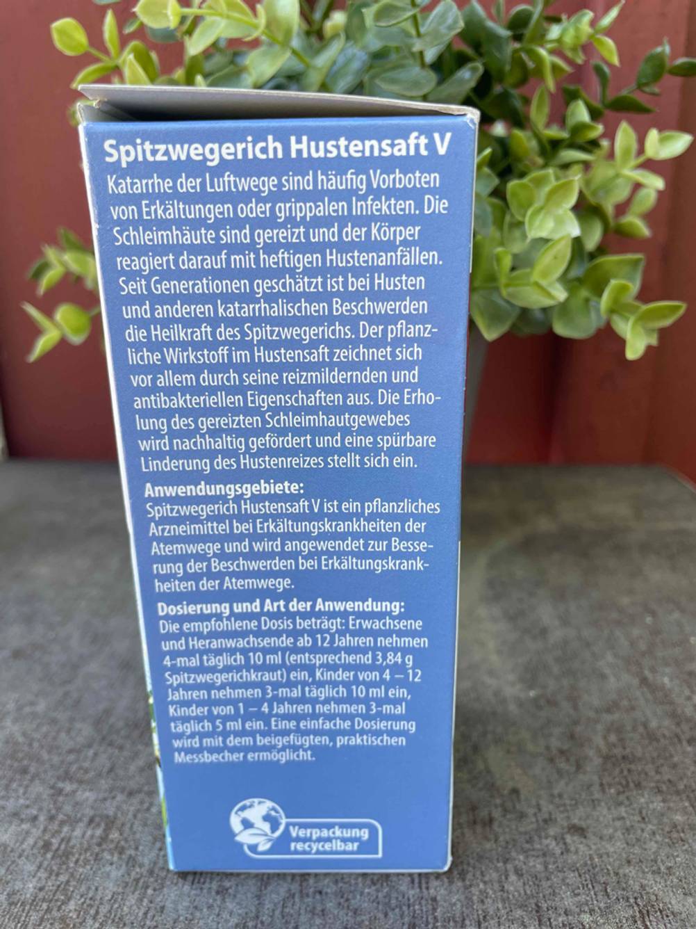 Seitenansicht einer Packung des getesteten Hustensaftes mit Informationen zur Anwendung.
