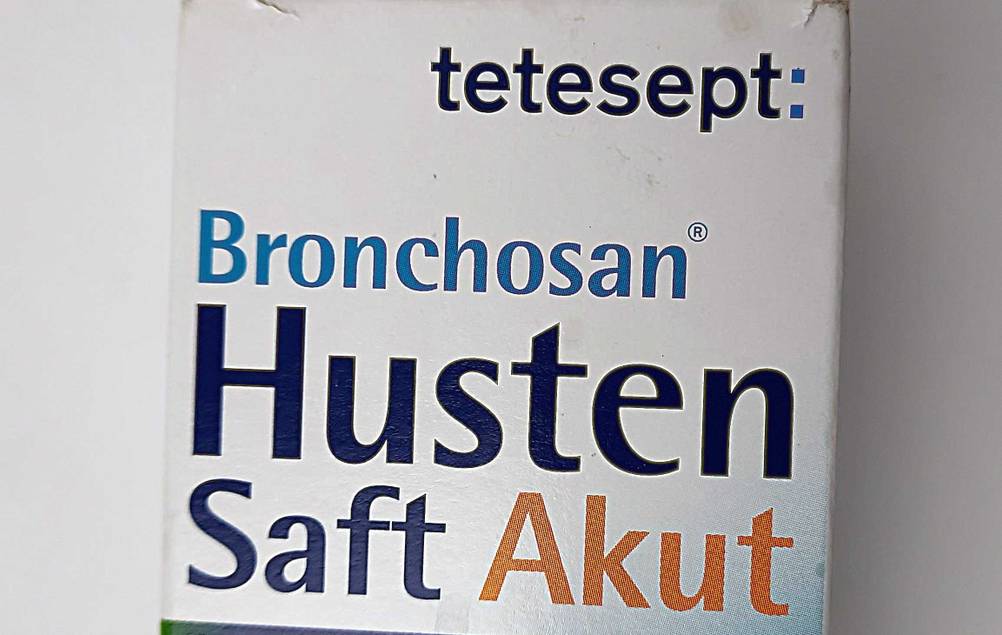 Hustenstiller im Test: Nahaufnahme der Verpackung mit Logo und Artikelbezeichnung.