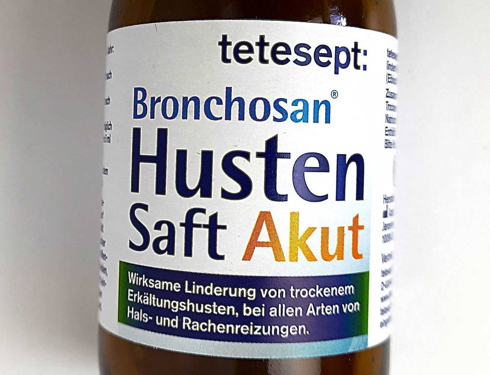 Hustenstiller im Test: Nahaufnahme des Labels auf der Flasche mit Logo und Arktikelbezeichnung.
