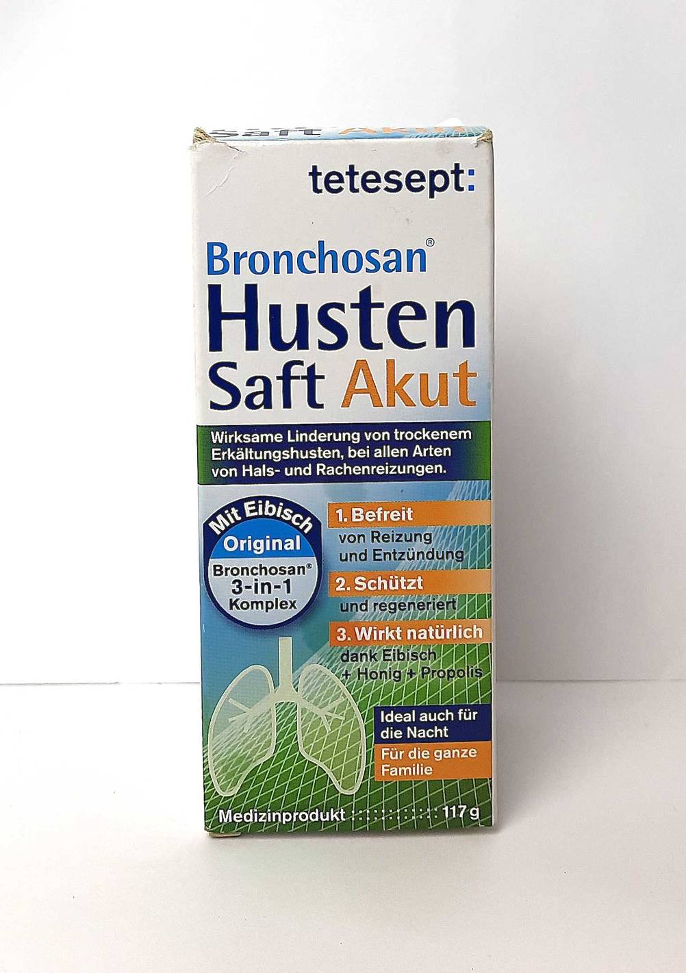 Der verpackte Hustenstiller im Test vor einer hellen Fläche.