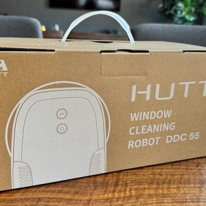 Der Karton des Hutt DDC55 steht auf einem Tisch