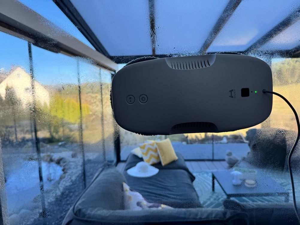 Der Hutt DDC55 beim Reinigen eines Fensters