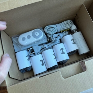 Der geöffnete Zubehörkarton des Hutt DDC55