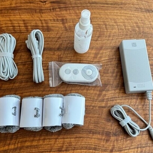 Das Zubehör des Hutt DDC55 liegt auf einem Tisch