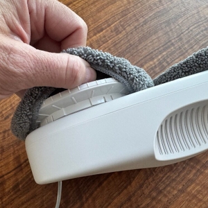 Eine Hand löst ein Pad des Hutt DDC55