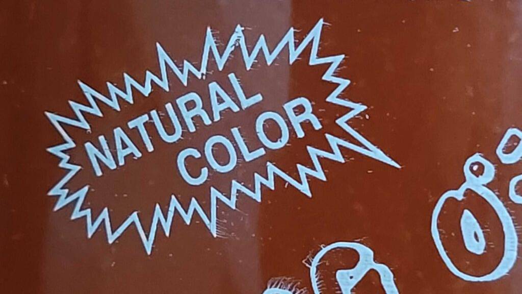 Chili-Soßen im Test: Eine Aufschrift besagt natürliche Farbe.