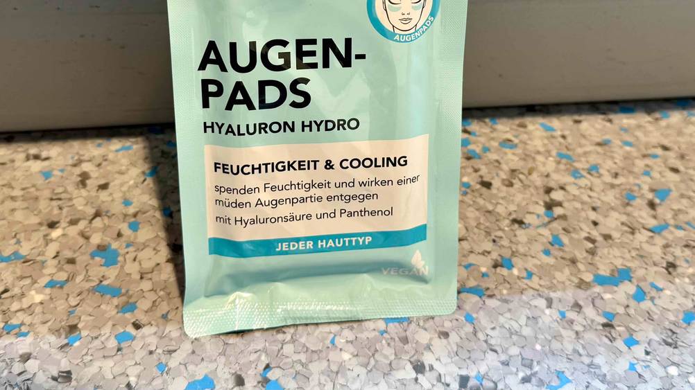 Hyaluron-Augenpads getestet: Nahaufnahme der Informationen auf der Vorderseite der Packung.