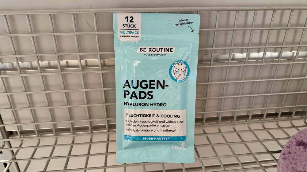 Hyaluron-Augenpads im Test: Eine Packung auf einem Gitter stehend.