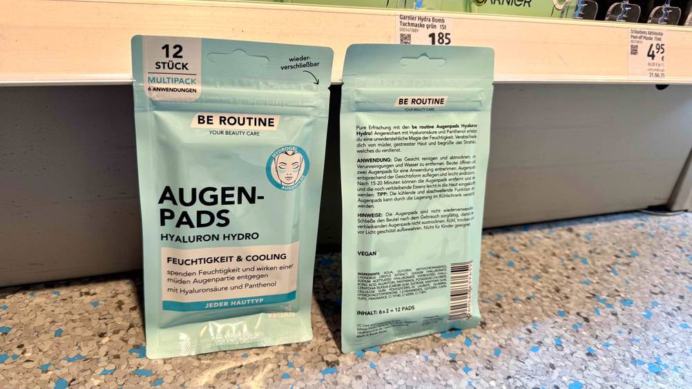 Hyaluron-Augenpads im Test: Zwei Packungen, eine von vorne, eine von hinten vor einem Verkaufsregal.