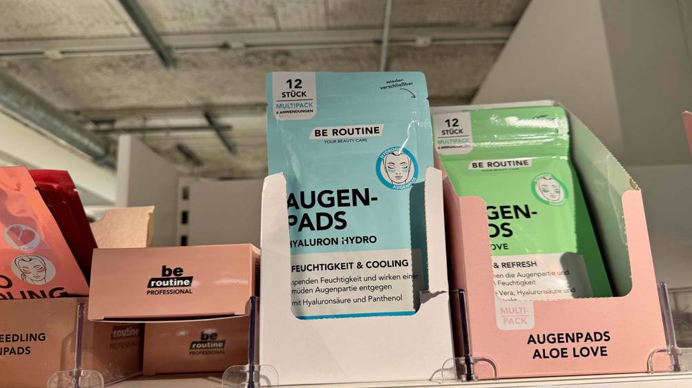 In einem Verkaufsregal in einem Karton befinden sich die getesteten Hyaluron-Augenpads.