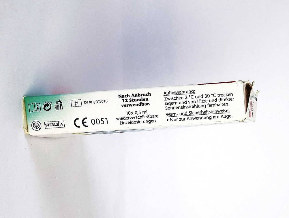 Seitenansicht der Verpackung der getesteten Hyaluron-Augentropfen auf einer hellen Fläche.