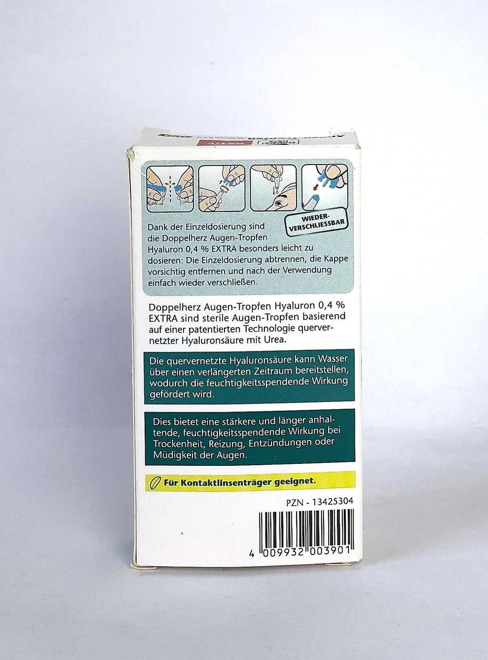 Die Verpackung der getesteten Hyaluron-Augentropfen von hinten vor einer hellen Fläche.