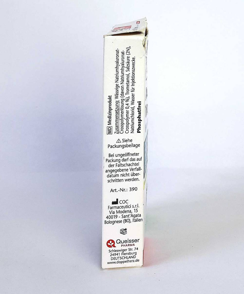 Die Verpackung der getesteten Hyaluron-Augentropfen von der Seite auf einer hellen Fläche.