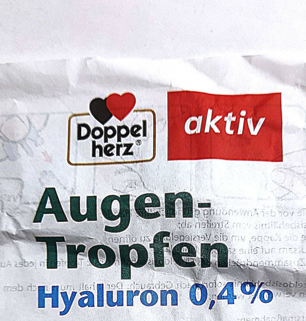 Hyaluron-Augentropfen im Test: Nahaufnahme des Beipackzettels mit Logo und Artikelbezeichnung.